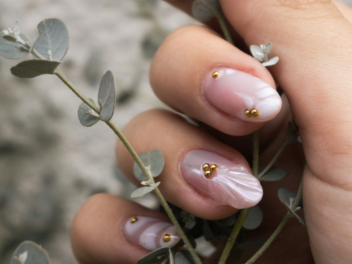 Nail art con apliques dorados